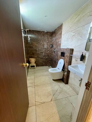 Dutxa, tovalloles, xampú i paper higiènic 