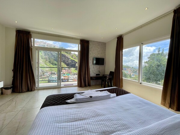 Studio Suite, Balcony, Mountain View