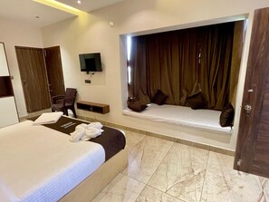 Studio Suite, ban công, quang cảnh núi | Bàn, truy cập Internet không dây miễn phí 