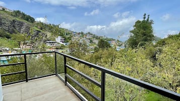 Chambre Familiale, balcon, vue jardin | Bureau, Wi-Fi gratuit