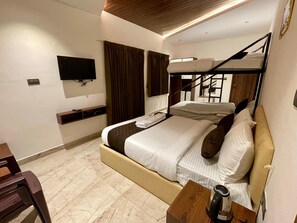 Habitació quàdruple, balcó, vistes al complex turístic | Escriptori i wifi gratuïta 