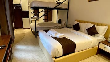 Chambre Quadruple, balcon, vue établissement | Bureau, Wi-Fi gratuit