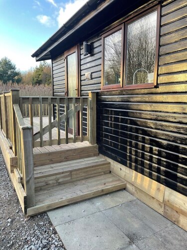 Luxury Moorhen Lodge & Hot Tub. 3 miles from York city centre! The best of both!