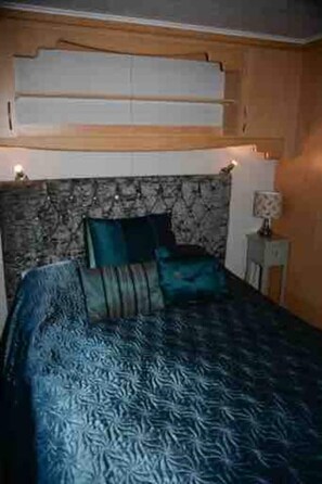 Iron/ironing board, WiFi, bed sheets, wheelchair access
