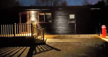 Luxury Moorhen Lodge & Hot Tub. 3 miles from York city centre! The best of both!