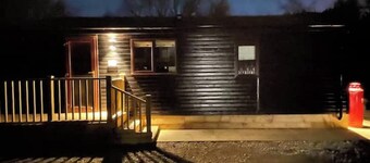 Luxury Moorhen Lodge & Hot Tub. 3 miles from York city centre! The best of both!