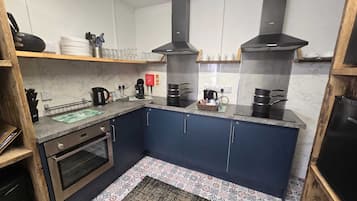 Mikrovågsugn, ugn och grytor/köksredskap