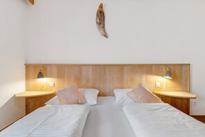 1 bedroom, bed sheets