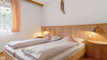 1 bedroom, bed sheets