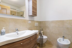 シャワー、ヘアドライヤー、タオル