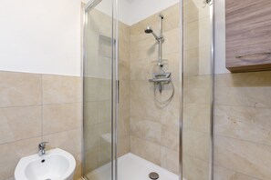 Shower, hair dryer, towels - Holiday Apartment 'Stuflesser' with Mountain View, Private Terrace and Shared Garden (Laion)