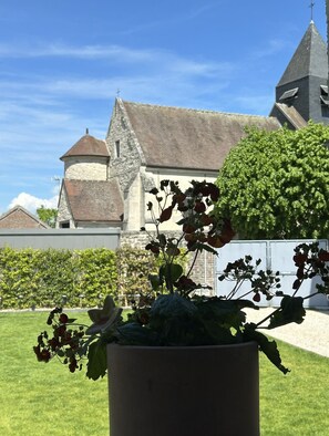 المنطقة المحيطة بالمنشأة