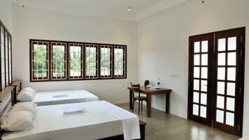 Habitación triple superior | Espacio para trabajar con un portátil, wifi gratis, ropa de cama