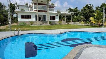 Una piscina al aire libre