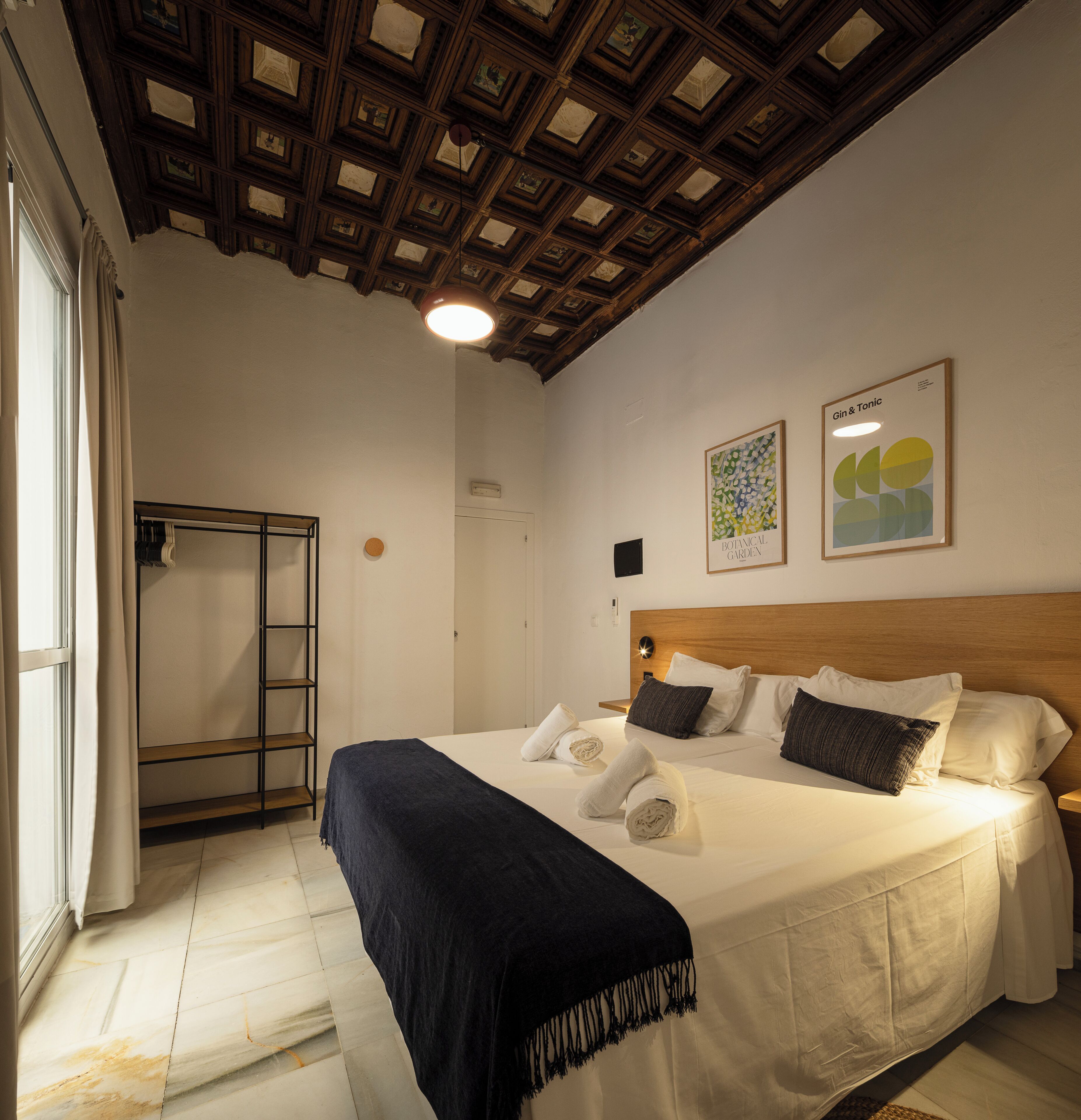 Twin Room, Ensuite | Desk, laptop workspace, free WiFi, bed sheets