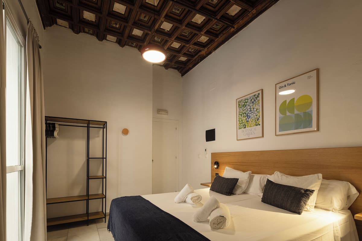 Chambre avec lits jumeaux, salle de bains attenante | Bureau, espace de travail pour ordinateur portable, Wi-Fi gratuit