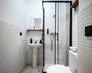 Shower, towels, soap, shampoo - La Central Sevilla (Seville)