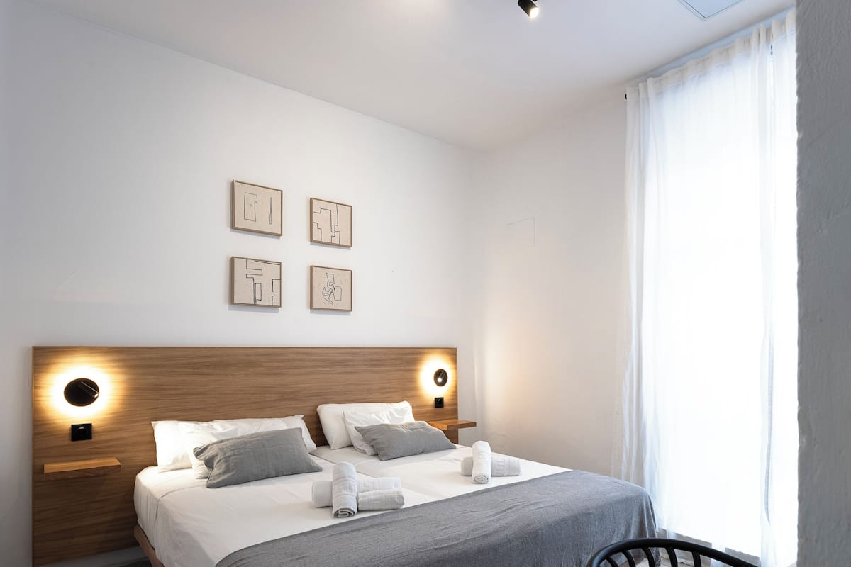 Standard Twin Room, Shared Bathroom | Desk, laptop workspace, free WiFi