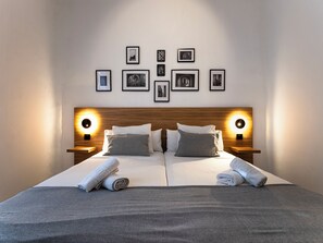 Kahden hengen huone (kaksi sänkyä), kylpyhuone makuuhuoneen yhteydessä | Työpöytä, kannettavalle tietokoneelle sopiva työtila, ilmainen Wi-Fi