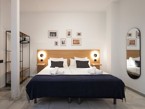 Triple Room | Desk, laptop workspace, free WiFi