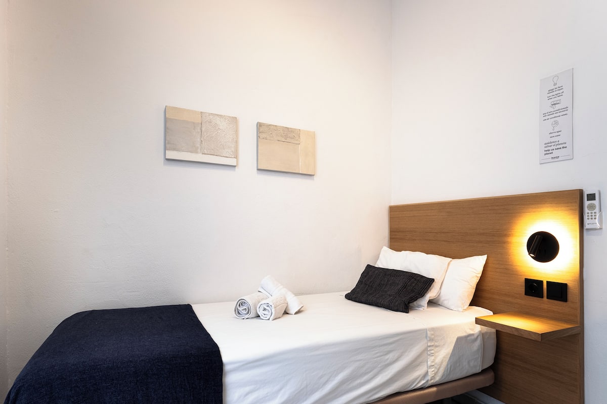Standard Single Room, Shared Bathroom | Desk, laptop workspace, free WiFi