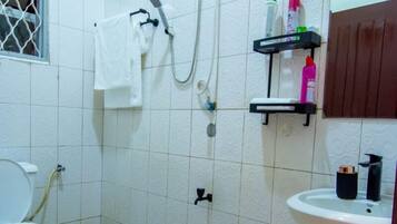 タウンホーム | バスルーム | シャワー、スリッパ、石鹸、トイレットペーパー