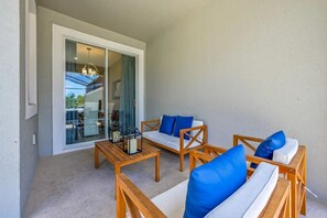 Terrace/patio - Stylish 4BR Townhome w/ Pool near Disney (Kissimmee)