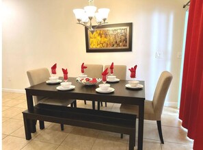 Dining - 4BR Home / Private Pool near Disney / Storey Lake (Kissimmee)