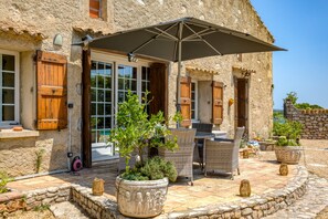 Outdoor dining - Villa 'Moun Mas' with Private Pool, Wi-Fi and Air Conditioning (Cournonsec)