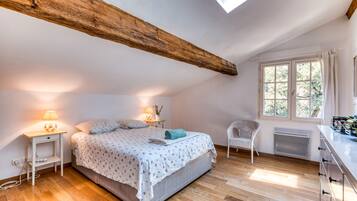 3 bedrooms, iron/ironing board, WiFi, bed sheets