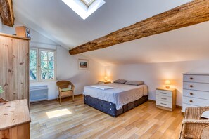 3 Schlafzimmer, Schreibtisch, Bügeleisen/Bügelbrett, WLAN