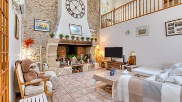TV, fireplace
