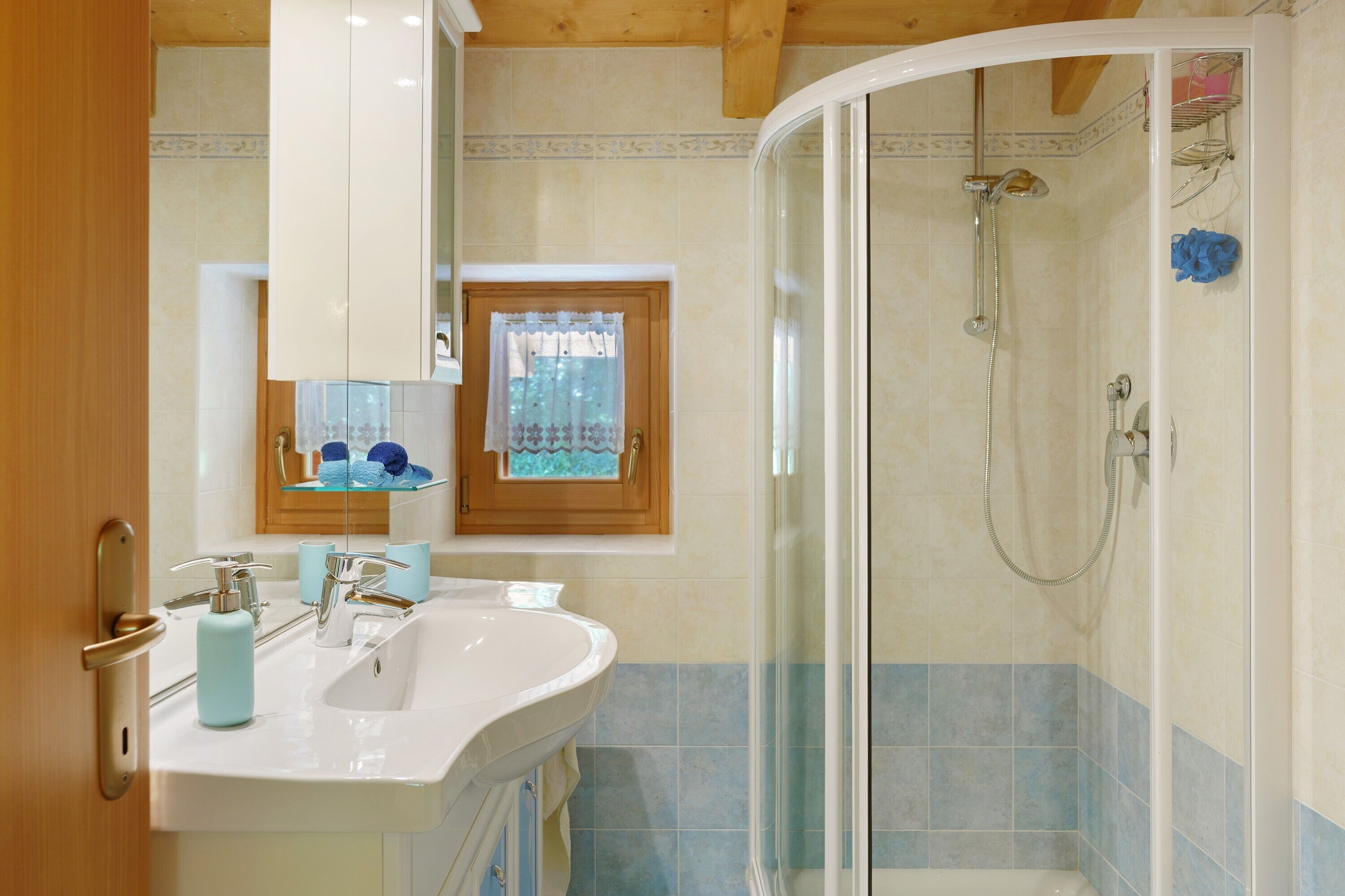 Shower, free toiletries, hair dryer, towels