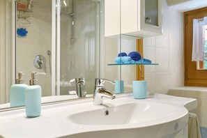 Dusche, kostenlose Toilettenartikel, Haartrockner, Handtücher