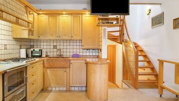 Frigorifero, microonde, forno, piano cottura