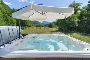 Bañera de hidromasaje al aire libre