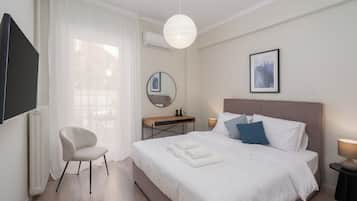 Superior-Apartment, 2 Schlafzimmer, Balkon, Stadtblick | Zimmersafe, individuell dekoriert, individuell eingerichtet