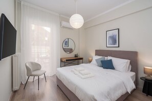 Apartamento superior, 2 quartos, sacada, vista para a cidade | Cofres nos quartos, individualmente decorados