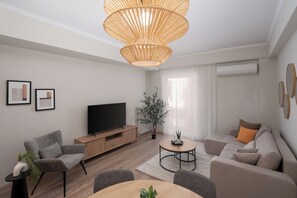 Superior appartement, 2 slaapkamers, balkon, uitzicht op stad | Woonkamer | Een 50-inch televisie met kabelzenders