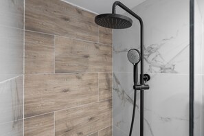 Apartemen Superior, 2 kamar tidur, balkon, pemandangan kota | Shower kamar mandi