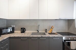 Apartamento superior, 2 quartos, sacada, vista para a cidade | Cozinha privada | Geladeira, micro-ondas, fogão, cooktop