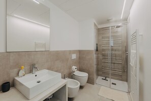 Dusche, Haartrockner, Bidet, Handtücher