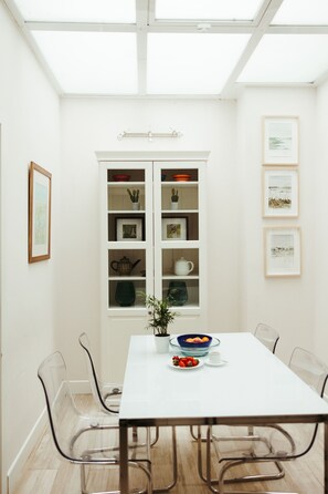 Dining - Stylish Andalusian 2 bedroom apartment in historical center, WiFi & central AC (Sevilla)