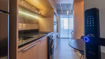 Geladeira, micro-ondas, fogão, cooktop