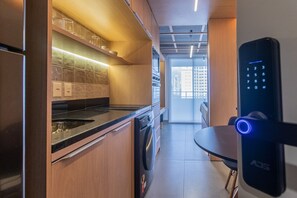 Geladeira, micro-ondas, fogão, cooktop