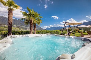 Outdoor spa tub - Room 'Passerblick' with Mountain View, Wi-Fi and Air Conditioning (Tirolo)