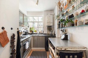 Frigorífico, horno, cafetera o tetera y tostadora