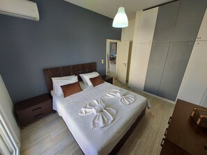 3 bedrooms, desk, iron/ironing board, travel crib