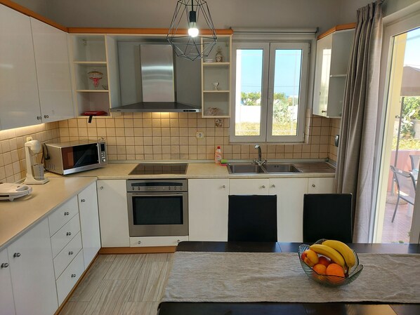 Frigorífico, horno, placa de cocina y cafetera o tetera