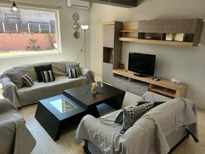 Una televisión, una chimenea, una oficina